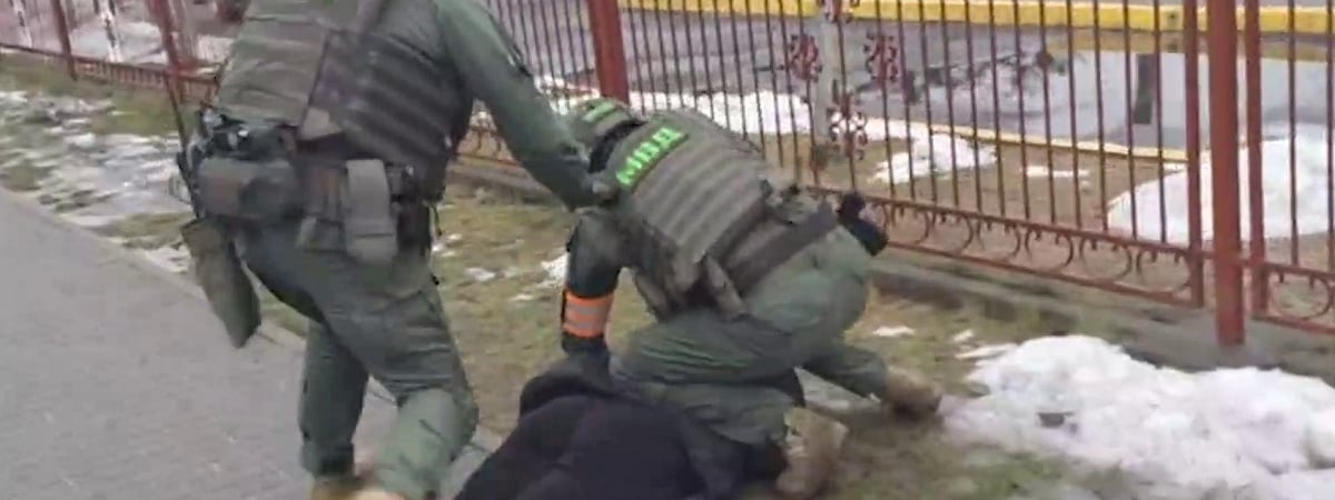 «Посмотришь на меня ехидно – накидаю» — Спецназ задержал белоруса, повздорившего с таможенниками на границе с Польшей — Видео