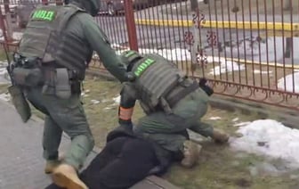 «Посмотришь на меня ехидно – накидаю» — Спецназ задержал белоруса, повздорившего с таможенниками на границе с Польшей — Видео