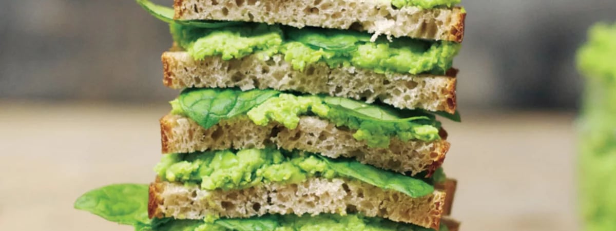 Эта зеленая намазка на хлеб не только вкусная, но и полезная. Вот 2 рецепта, как приготовить за 5 минут — Полезно