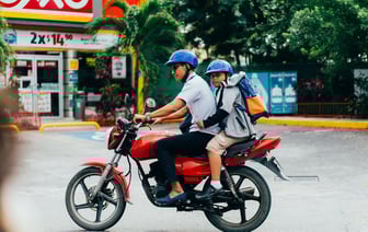 В Бобруйске 18-летний мотоциклист едва не сбил пешехода