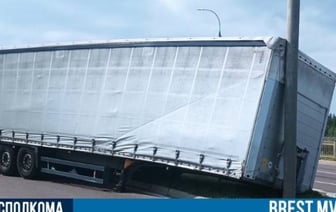В Бресте у фуры отцепился полуприцеп во время движения