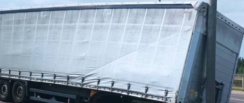 В Бресте у фуры отцепился полуприцеп во время движения