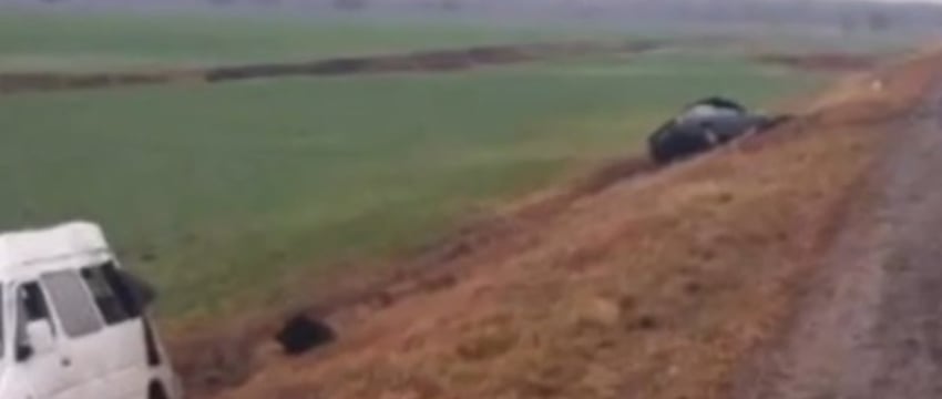 В Беларуси столкнулись маршрутка и BMW — водитель иномарки бросил машину и скрылся с места происшествия