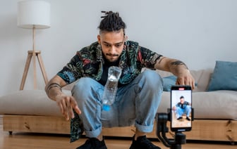 «Дороже, чем из мяса» — Блогер показал шоколадную колбасу от белорусского производителя. Комментаторы возмутились ценой — Видео