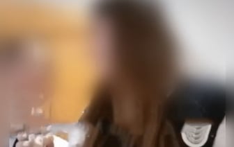 В Сети появился видеоролик, на котором две девочки-подростка, вероятно, пьют алкоголь