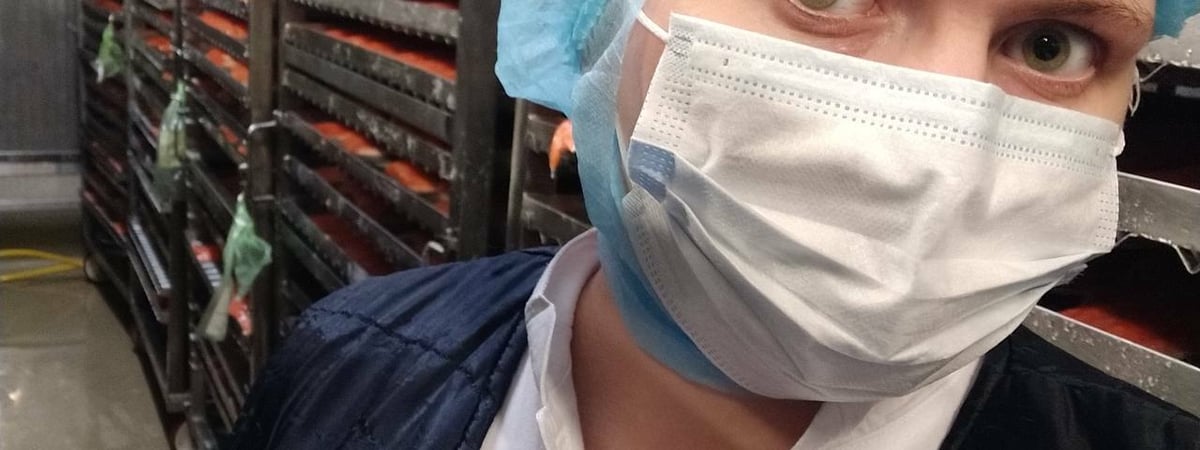 «Она имеет красный цвет, и это факт» — Экс-сотрудница рыбзавода развеяла 3 мифа, связанных с производством красной рыбы в Беларуси