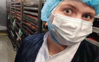 «Она имеет красный цвет, и это факт» — Экс-сотрудница рыбзавода развеяла 3 мифа, связанных с производством красной рыбы в Беларуси