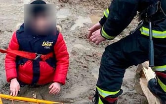 Школьник попал в грязевую ловушку, выручать пришлось спасателям