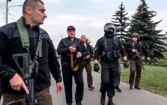 «Мы сели с ним в вертолет и полетели. Мать его взвыла». Лукашенко — об «оппозиционном сыне» и новых обещаниях смены власти в Беларуси