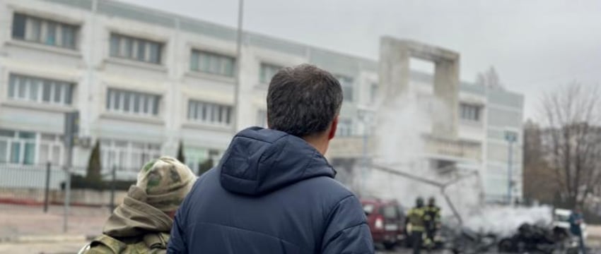 Торговые центры и школы закрывают в Белгородской области из-за обстрелов