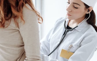 Как будут работать поликлиники и больницы в предпраздничные и праздничные дни