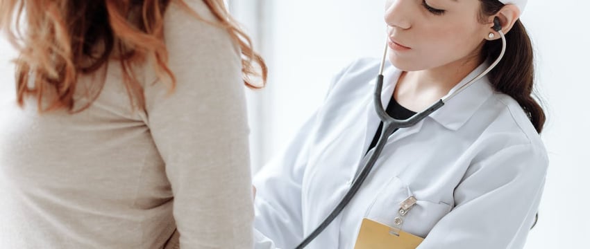 Как будут работать поликлиники и больницы в предпраздничные и праздничные дни