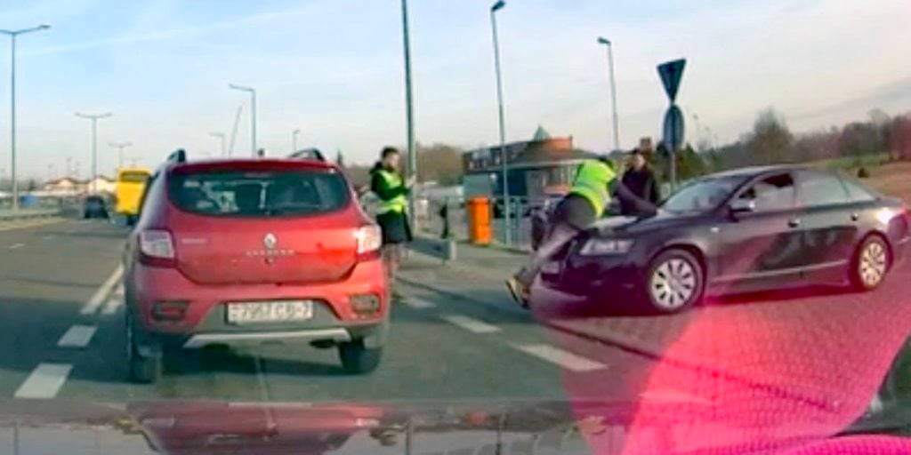 На польской границе водитель Audi пытался вклиниться в очередь и усадил человека на капот