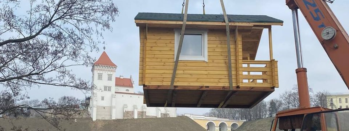 В Гродно на набережной появился деревянный домик — что там будет