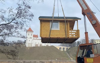 В Гродно на набережной появился деревянный домик — что там будет