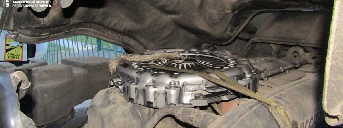 Рассказал, что везет белье для родных — на границе задержали водителя с тайником