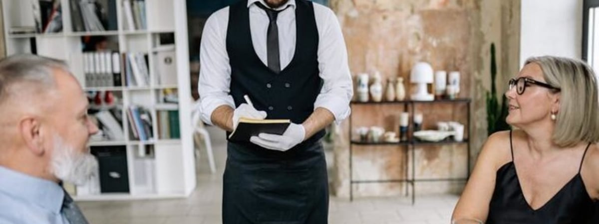 Сбежавшим от Путина за границу российским богачам не хватает русскоязычных дворецких