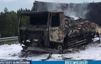 Грузовик загорелся на автодороге М1 в Березовском районе