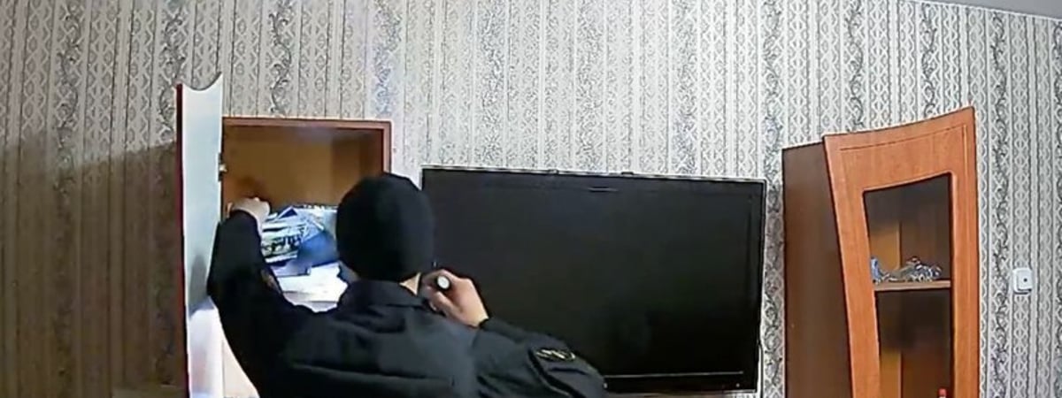 Деньги, парфюм, диски для PlayStation: как силовики грабят беларусов во время обысков