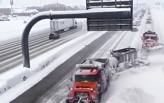 Скоростная уборка снега на трассе набрала 2 млн просмотров в TikTok — Видео