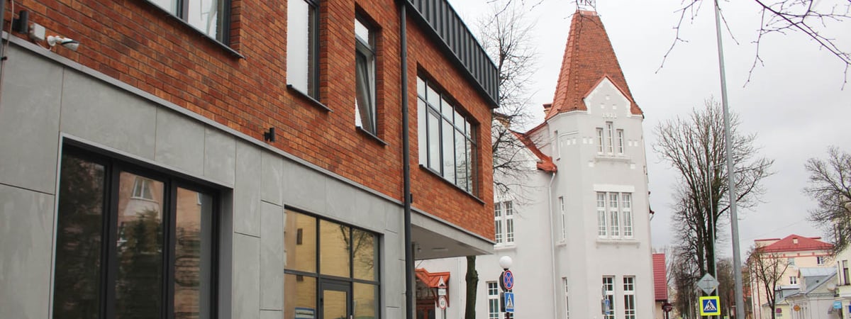 Фотофакт. В центре Гродно достроили стильный бизнес-центр