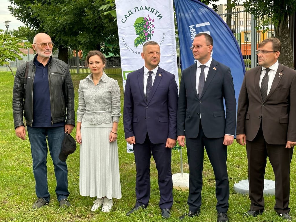 В Бресте заложили памятную аллею