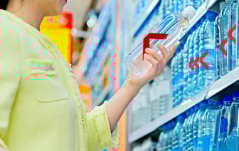 Штраф до 1200 рублей. Один из белорусских магазинов запретил пробовать продукты до оплаты. Законно ли? — Фото