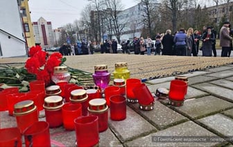 К Русскому дому в Гомеле идут люди почтить память жертв теракта в Подмосковье