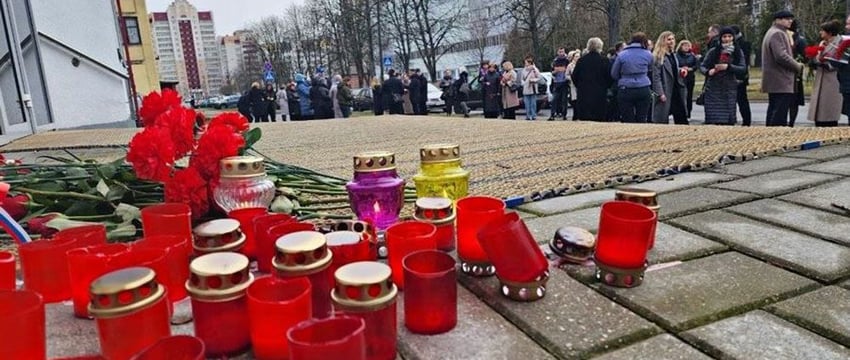 К Русскому дому в Гомеле идут люди почтить память жертв теракта в Подмосковье