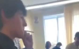 Школьник закурил на уроке, а сосед по парте снимал происходящее. Чем всё закончилось?