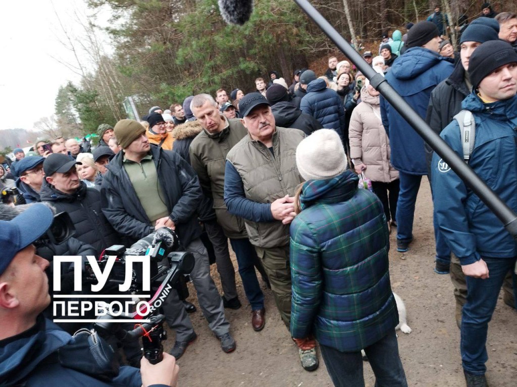 Лукашенко презентовал белорусский топор на чемпионате по колке дров