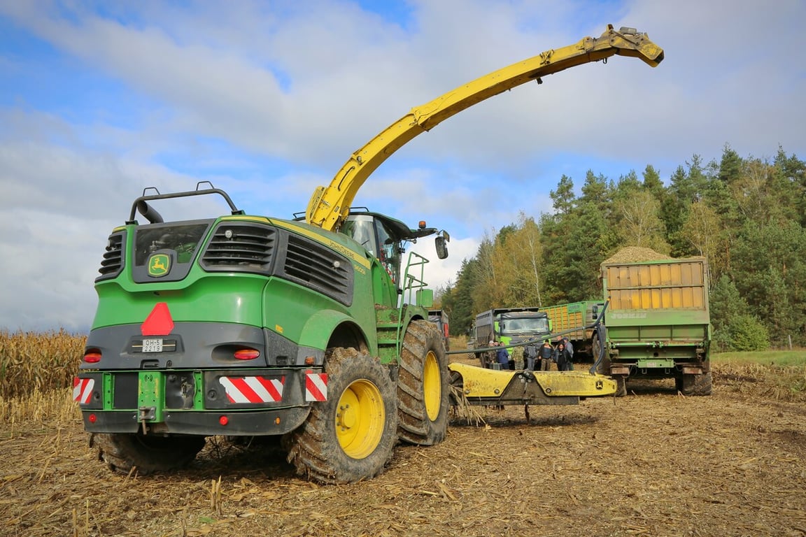 «Днёвка» — 168 рублей! Сколько зарабатывает механизатор на кормоуборочном комбайне John Deere