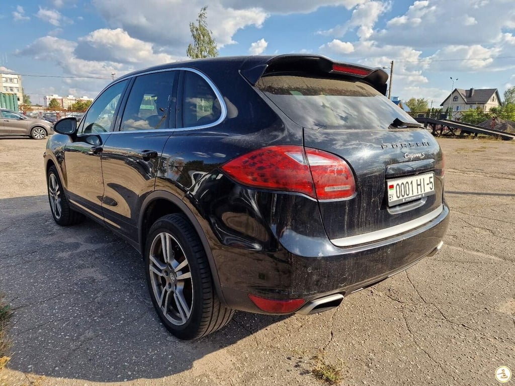 На белорусском аукционе активно торговались за битый Porsche. Какова финальная ставка?