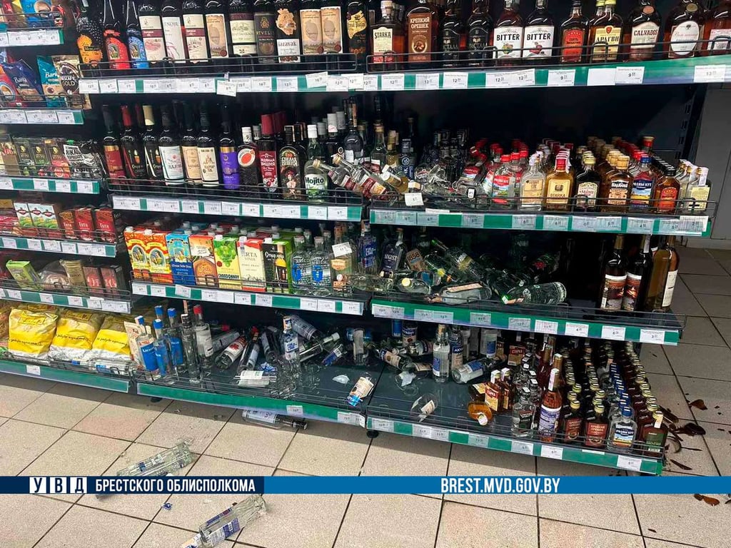 В Барановичским районе неизвестный мужчина зашел с ружьем в магазин и попытался его ограбить