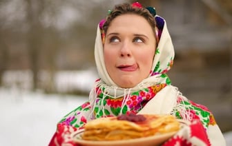 Из какой муки лучше делать бисквиты, а из какой – блинчики? Узнали, зачем в магазине слушать ее скрип и взвешивать — Полезно