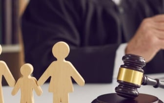 Белорус хотел лишить родительских прав экс-супругу. Что решил суд