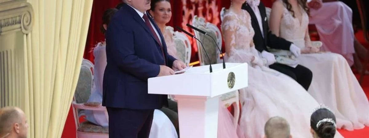 На новогоднем балу Лукашенко посадил рядом с собой офицера