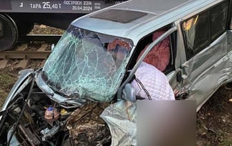 Автомобиль столкнулся с поездом — женщина-водитель погибла.