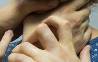 Скандальный развод: белорус душил жену, когда в квартире находился маленький ребенок