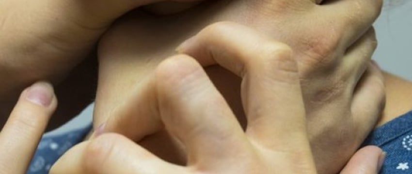 Скандальный развод: белорус душил жену, когда в квартире находился маленький ребенок