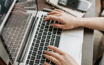 Фальшивый "Брэд Питт" выманил у двух женщин в Испании 3,25 тыс. евро, 5 арестованы