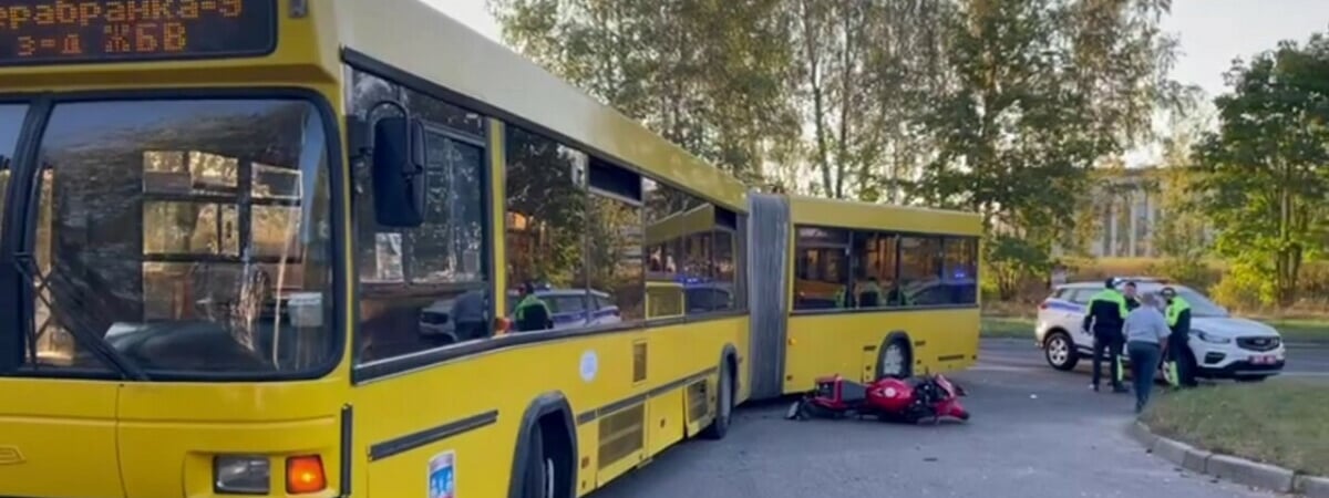 В Минске мотоциклист влетел в пассажирский автобус — Фото