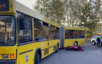 В Минске мотоциклист влетел в пассажирский автобус — Фото