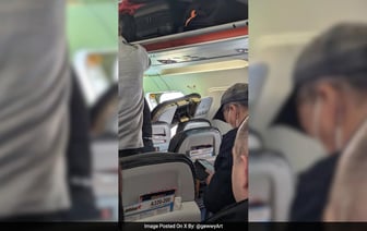 Мужчина распахивает аварийную дверь самолета при посадке и перелезает через крыло.