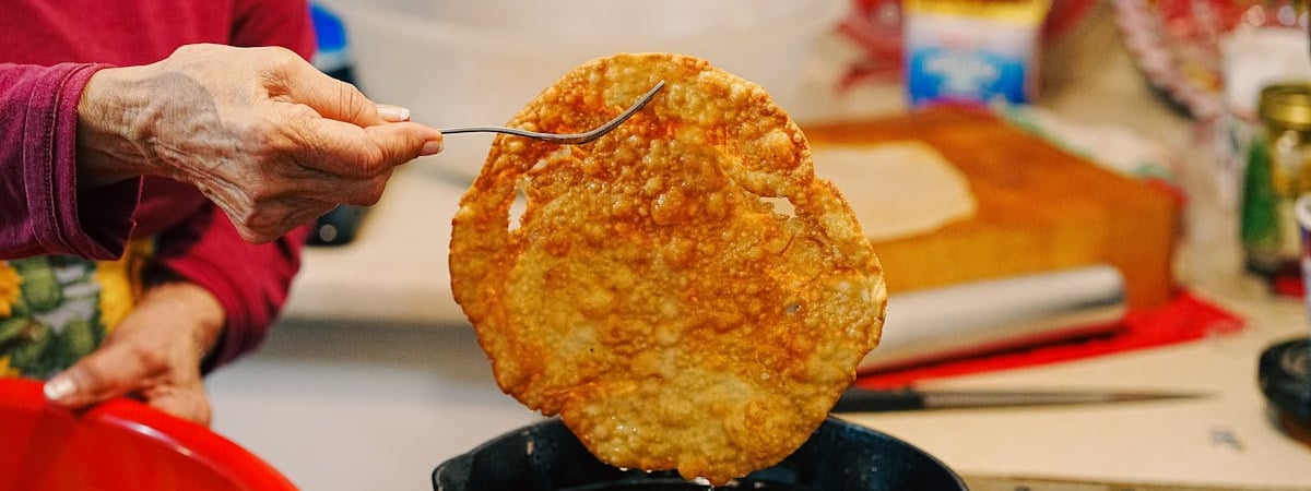 Нефть сегодня продолжает дешеветь