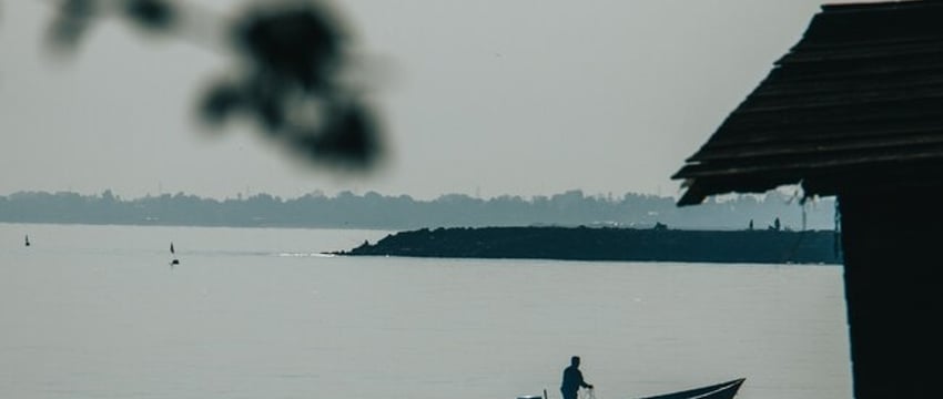 15 человек погибли, десятки пропали без вести в результате крушения лодки с мигрантами в Африке.