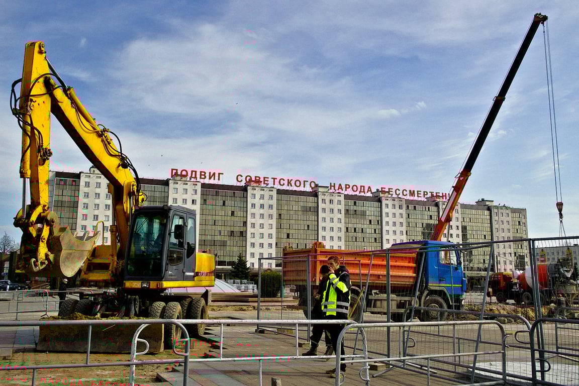 Так выглядит обновленный лозунг «Подвиг советского народа бессмертен!» на площади Победы в Витебске. Фото Сергея Серебро