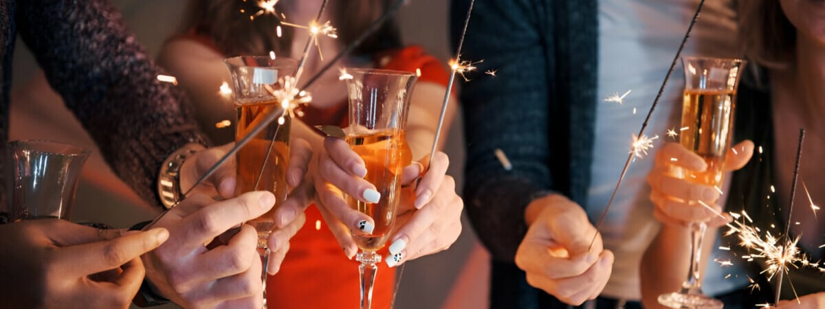 Зачем в полночь люди прыгают со стульев? Узнали о необычных новогодних традициях в трех странах