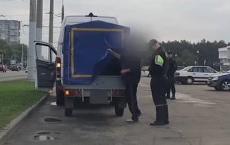 Белорусы спокойно проходили границу с санкционкой, а потом одну машину останавливали с мигалками - видео из Бреста