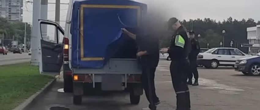 Белорусы спокойно проходили границу с санкционкой, а потом одну машину останавливали с мигалками - видео из Бреста